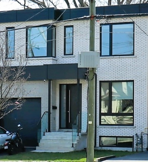 Urban Living: Modern Homes on Toronto\'s Busy Streets